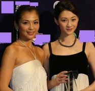 男子背上涂各個品牌防曬霜(曬背涂防曬霜)