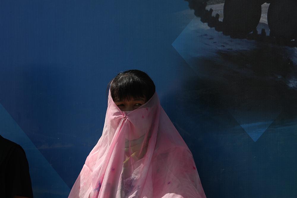 1.5萬人庫爾勒觀看國際軍事比賽 防曬絕招雷人有人打扮如火烈鳥