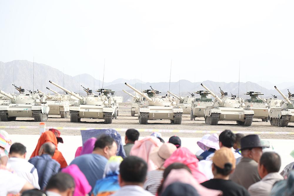 1.5萬人庫爾勒觀看國際軍事比賽 防曬絕招雷人有人打扮如火烈鳥