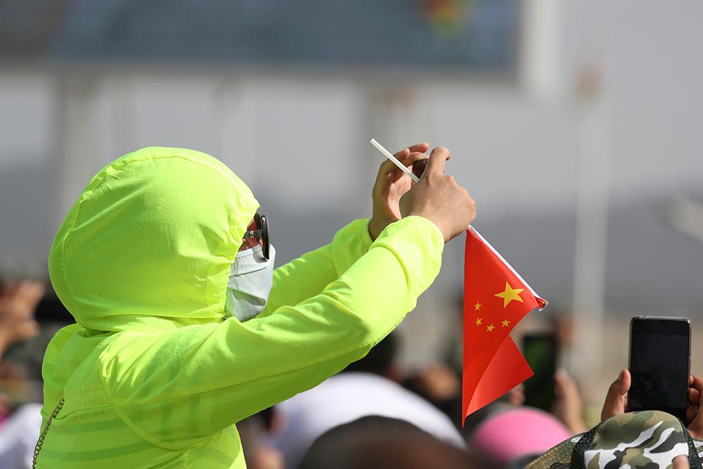 1.5萬人庫爾勒觀看國際軍事比賽 防曬絕招雷人有人打扮如火烈鳥