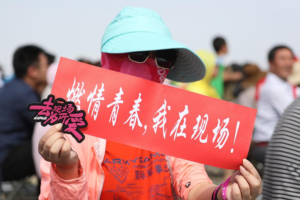 1.5萬人庫爾勒觀看國際軍事比賽 防曬絕招雷人有人打扮如火烈鳥