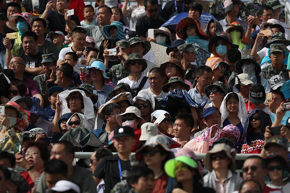 1.5萬人庫爾勒觀看國際軍事比賽 防曬絕招雷人有人打扮如火烈鳥