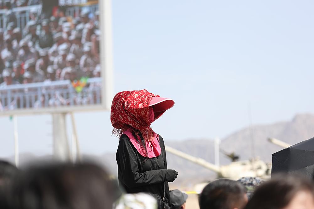 1.5萬人庫爾勒觀看國際軍事比賽 防曬絕招雷人有人打扮如火烈鳥