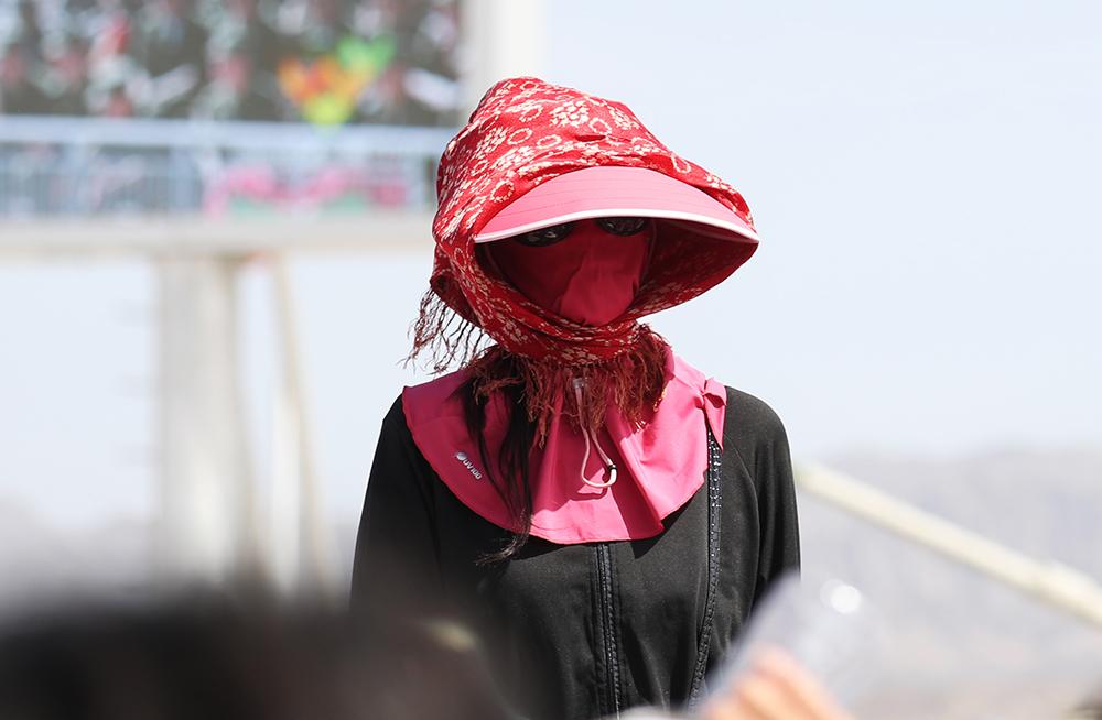 1.5萬人庫爾勒觀看國際軍事比賽 防曬絕招雷人有人打扮如火烈鳥