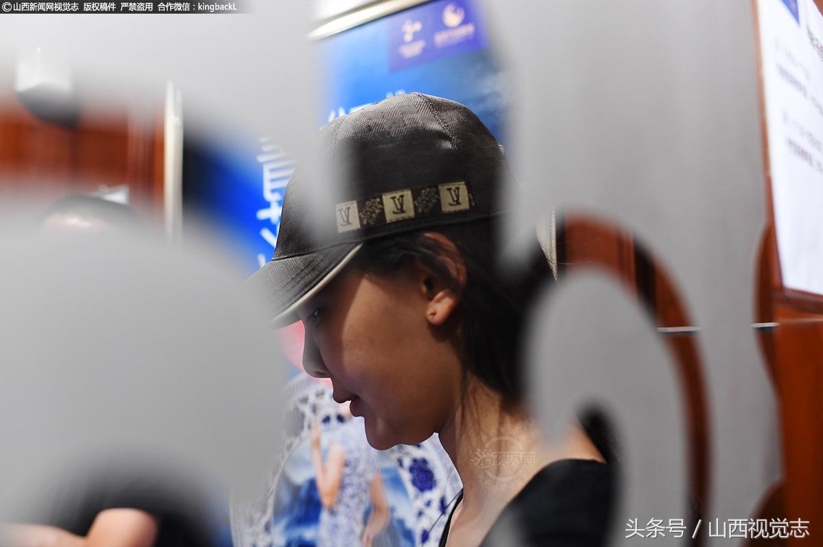 90后北漂網(wǎng)紅被指“鼻子丑”?直播籌錢“取肋骨”圓整形夢(mèng)