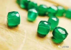 不粘手的防曬霜有哪些品牌(什么牌子的防曬霜物美價(jià)廉)