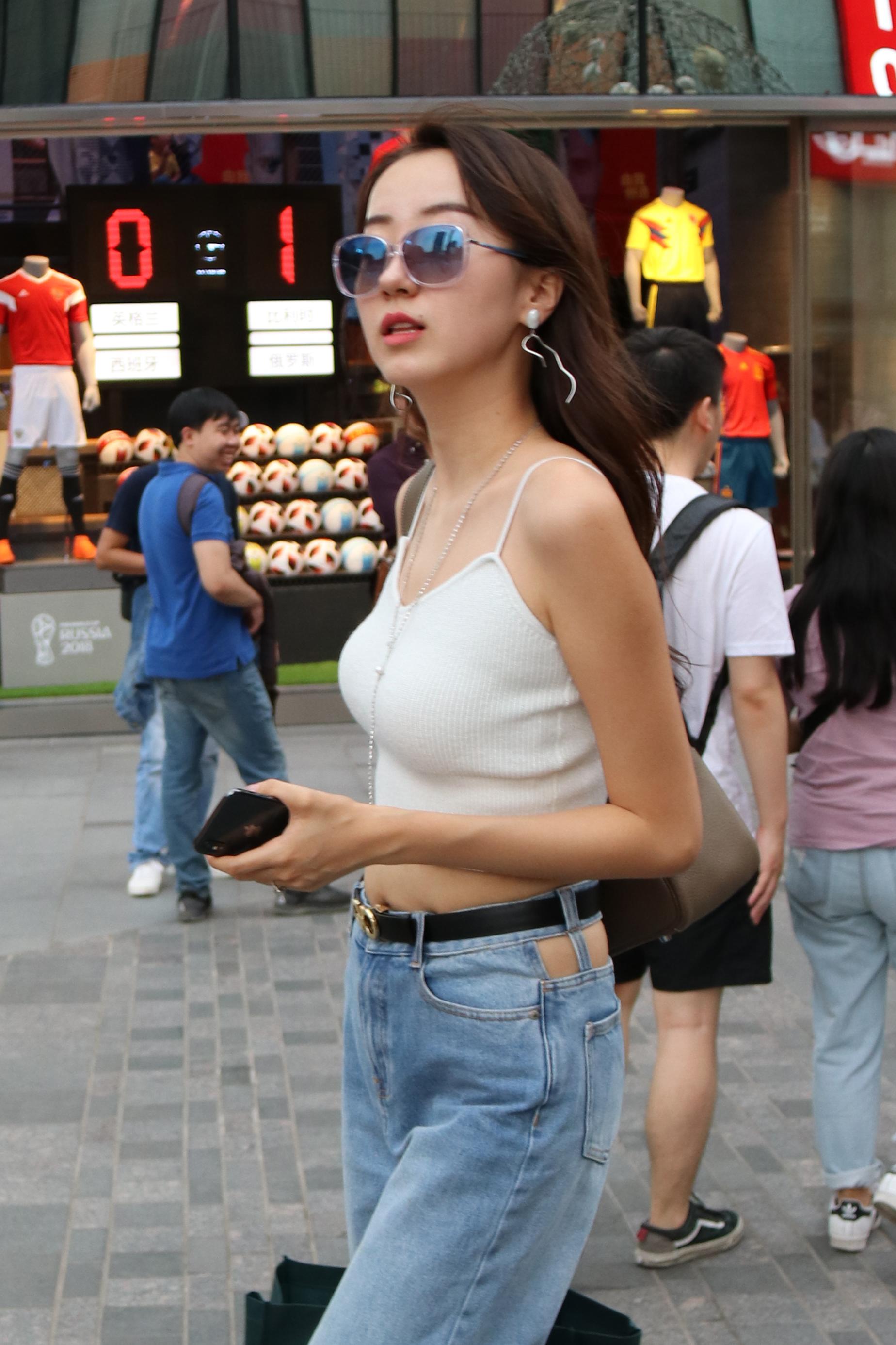 街拍北京，無懼烈日的時尚姑娘們，這得涂多少防曬霜？